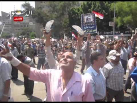 انصار مرسي يرفعون الاحذيه في وجه طائرات الجيش