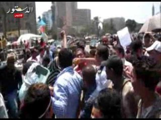 شرطي يوزع الشيكولاتة على متظاهري التحرير