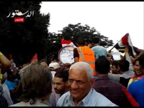 معتصمو وزارة الدفاع يستقبلون بيان القوات المسلحة بالزغاريد