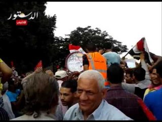 معتصمو وزارة الدفاع يستقبلون بيان القوات المسلحة بالزغاريد