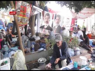 مسجد رابعة من الخارج سوق ومن الداخل مناشر للغسيل ومكان للنوم