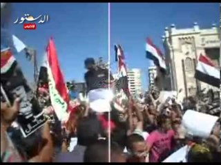 المتظاهرين يحملون ضباط الشرطة على الأعناق بالبحيرة