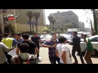 اشتباكات بين الطلاب و السائقين امام التعليم العالي بعد قطع الطريق