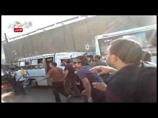 شاهد .. اعتداء الإخوان على سيارة شرطة