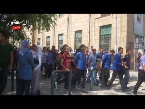 صافرات طلاب جامعة االقاهرة تهز أرجاء الجامعة مطالبين برحيل العميد