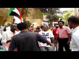 السودانيون يتظاهرون بالاحذية  ضد الاخوان و يطالبون بمحاكمة البشير