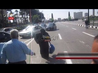 شاهد .. طرد منتقبة كشفت عن وجهها لتسب الجيش بالتحرير