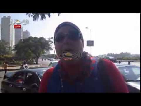 ابناء مبارك يقدمون الورود و التهاني من أمام مستشفى المعادي