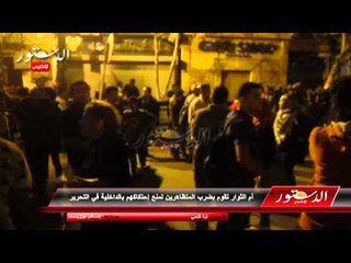 أم الثوار تقوم بضرب المتظاهرين لمنع إحتكاكهم بالداخلية في التحرير
