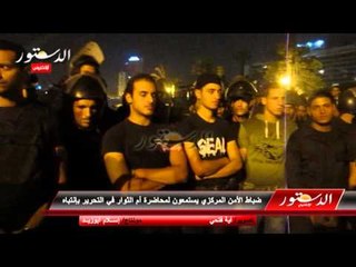 ضباط الأمن المركزي يستمعون لمحاضرة أم الثوار في التحرير بإنتباه