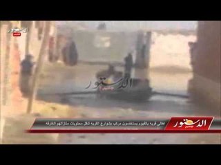 اهالى قريه بالفيوم يستخدمون مركب بشوارع القريه لنقل محتويات منازالهم الغارقه‎