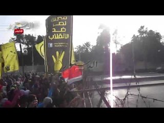 استفزاز المحظورة للجنود باشعال صور السيسي و رفع الاحذية بوجوههم