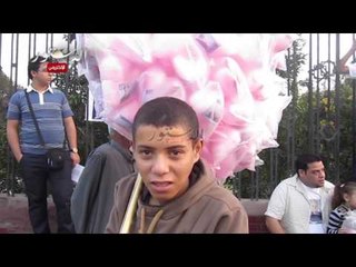 بائع غزل البنات يستعين بصور السيسي ويتحدي الإخوان