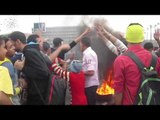 طلاب المحظورة يشعلون النيران لقطع طريق النهضة