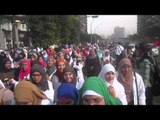 طالبات المحظورة تحيط حرم جامعة القاهرة بمسيراتها
