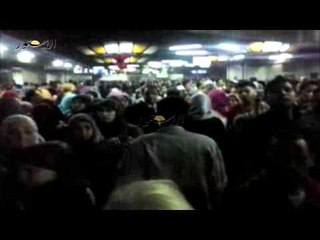 تدافع واختناقات بين المواطنين لتأخر المترو بمحطة الشهداء