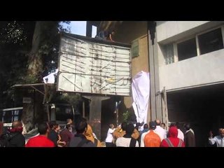 طلاب الإخوان يحرقون لافتة نعم للدستور