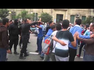 طلاب المحظورة يستفزون الداخلية لفتح الطريق بشارع الجامعة