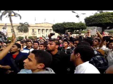 طلاب جامعة القاهرة يطردون جابر نصار ويرفعون الأحذية فى وجهه