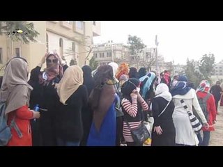 طالبات الإخوان يسخرن من عسكري لأنه يصلي بالأزهر