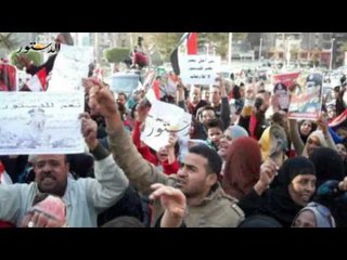انصار عكاشة يتظاهرون بالموز والجزم امام سفارة قطر لطرد السفير