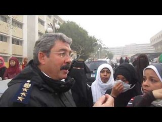 ضابط يهدئ فتاة إخوانية تم الاعتداء عليها بالأزهر "هجبلك حقك"