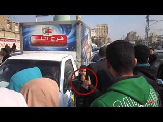 مواطن يرفع حزام على طالبات الاخوان بالازهر لقطعهن الطريق