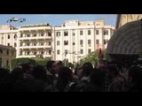 المحظورة يشعلون الشماريخ داخل جامعة القاهرة