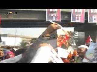 متظاهرو العباسية يحرقون صور مرسي في احتفالهم بعيد الشرطة ‎