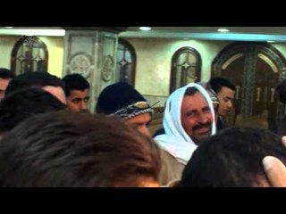 لحظة انهيار والد شهيد سوزهاج أثناء تسلمه الجثمان