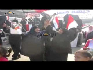 نساء ورجال يتراقصون بالعباسية احتفالا بعيد الشرطة وتاييدا للسيسي رئيسا