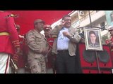 قائد جيش يحتضن صورة شهيد يناير ويقدم له التحية العسكرية