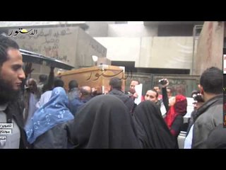 أم تمسح دماء ابنها من على  النعش أمام زينهم