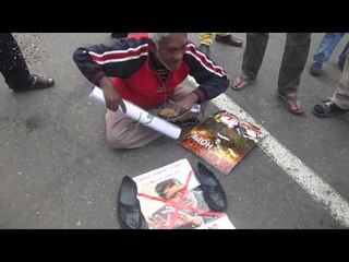 رجل يفقد صوابه وينهال على صور مرسي بالأحذية