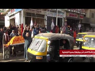 أهالى المنيب يرفعون علامة النصر فى مواجهة مسيرة الإرهابية