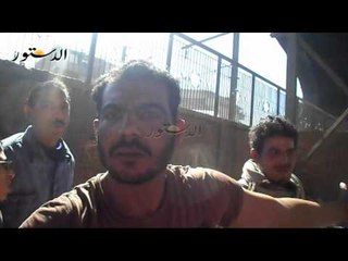 غضب احد سكان العشش بعد احتراقها وانهيار الكوبري عليها