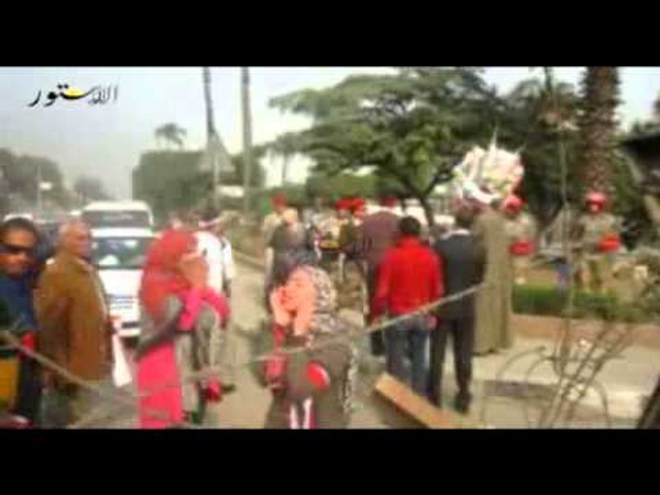 ورد  هدية للجيش أمام وزارة الدفاع