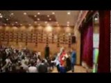 أعضاء الوفد الجزائري يرفعون أعلام مصر والجزائر خلال عرض فرقة الطاليسى