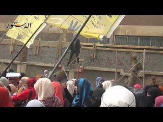 طالبات الإخوان يتسلقن الأسوار داخل جامعة الأزهر
