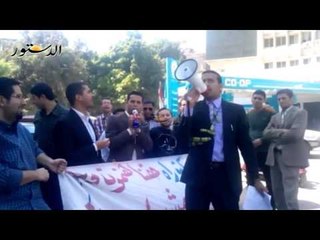 حملة الماجستير والدكتوراة يتظاهرون بالصفارات والكوسة أمام الوزراء