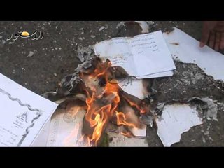 حملة الدكتوراه يحرقون صور شهاداتهم ويهددون بالهجرة الجماعية
