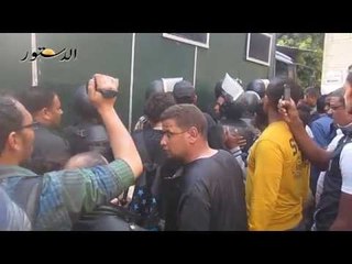 لحظة دخول قوات الأمن مبنى طب أسنان القصر العينى