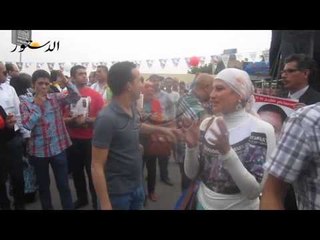 أنصار مبارك يحتفلون بعيد ميلاده امام مستشفى المعادى