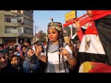 فتاة بالزي الفرعوني تهتف ضد الإخوان أمام الاتحادية