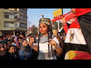فتاة بالزي الفرعوني تهتف ضد الإخوان أمام الاتحادية