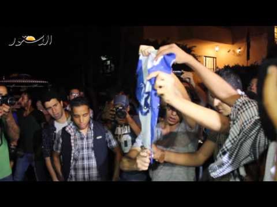 حرق علم إسرائيل أمام سفارة فلسطين بالقاهرة