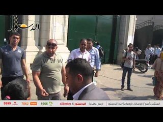 طالبة تشتبك مع الامن بعد منعهم من دخول الجامعة