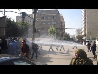 الأمن يفرق تظاهرة أمناء الشرطة المحتجين أمام "العدل" بالمياه