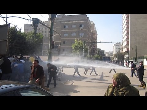 الأمن يفرق تظاهرة أمناء الشرطة المحتجين أمام العدل بالمياه