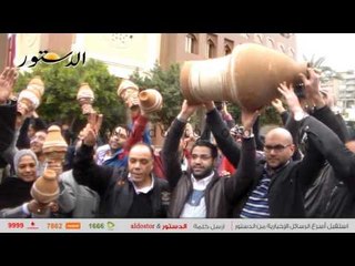 أعضاء حزب تمرد المتظاهرين يكسرون "القلل" أمام السفارة القطرية